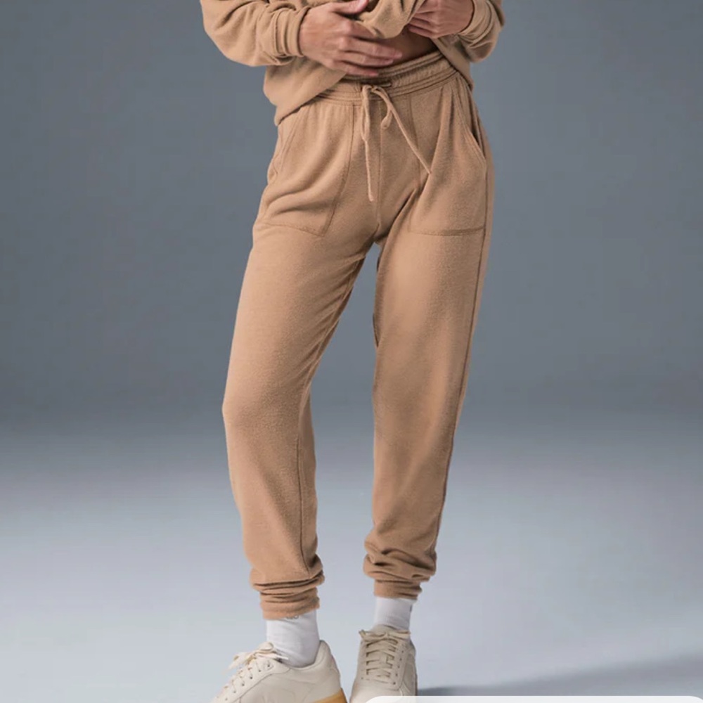 LIMITED COLOR toasted almond soho sweatpant jogger alo yoga NWT